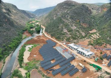 Le projet de pompage d'eau photovoltaïque de Xiaojiang dans la ville de Xuanwei, province du Yunnan, a été testé et envoyé avec succès de l'eau début mai.