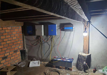 Système de pompe solaire hybride de 4 kW Système d'alimentation solaire hors réseau de 2 kVA au Cambodge